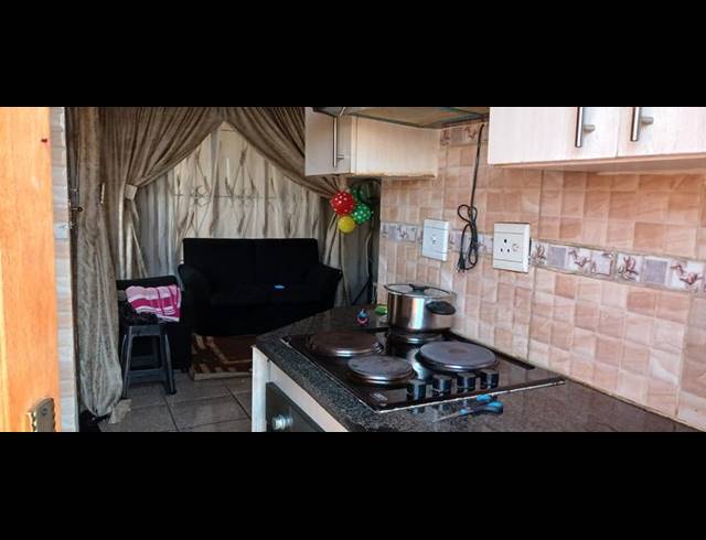 3 BEDROOM HOUSE FOR SALE IN CLAYVILLE